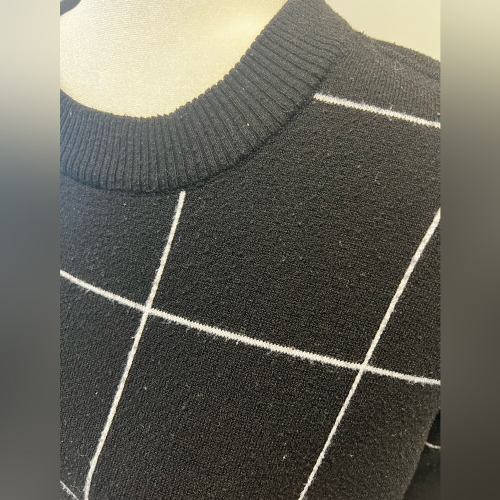 5/$25 Tahari Black and White Plaid Sweater- Medium - Picture 5 of 5